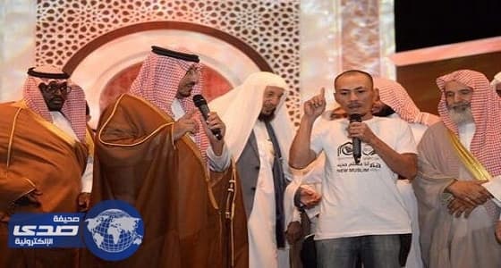 بالفيديو.. نائب أمير عسير يلقن فلبيني الشهادة