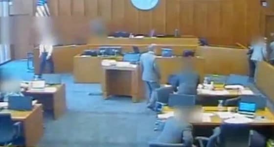 بالفيديو.. إطلاق النار على متهم داخل محكمة أمريكية