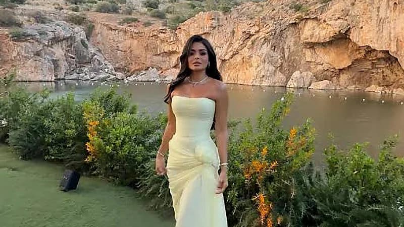 أسماء جلال تلفت الانتباه في حفل زفاف أمينة خليل باليونان.. صور