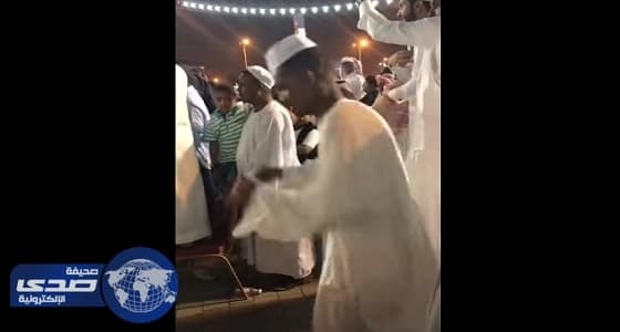 بالفيديو.. سوداني يؤدي رقصة شعبية في احتفالية محايل بالعيد