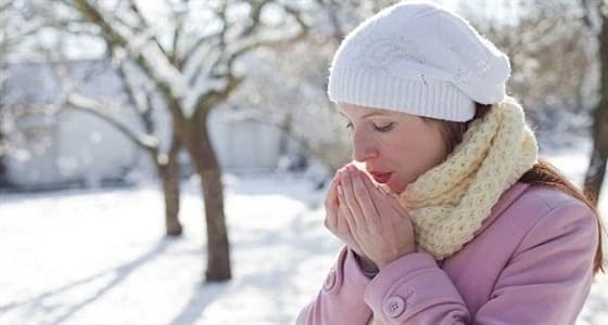3 أسباب وراء شعور المرأة بالبرد أكثر من الرجل