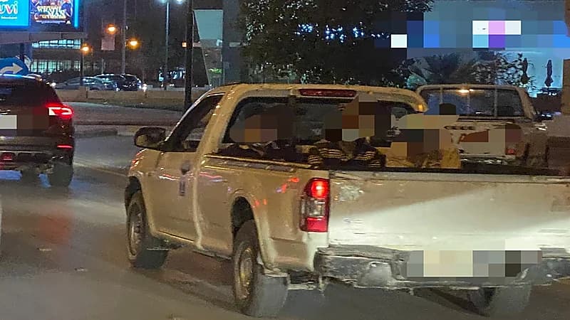 قائد مركبة يحمل أشخاصا في صندوق السيارة.. و«المرور» يتفاعل