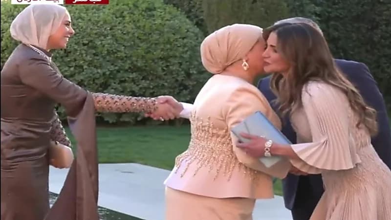 ابنه السيسي ووالدتها خلال حفل زفاف الأميرة إيمان - شاهد حصريا