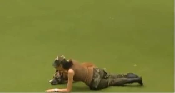 بالفيديو.. عرض مبهر لكلب مع مدربته أثناء اكتشاف قنبلة