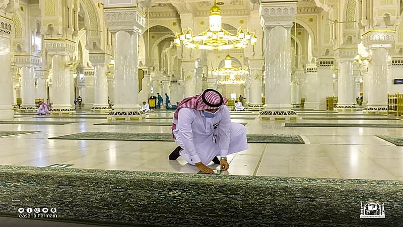 بالصور.. إعادة ترتيب ملصقات التباعد الجسدي بالمسجد الحرام