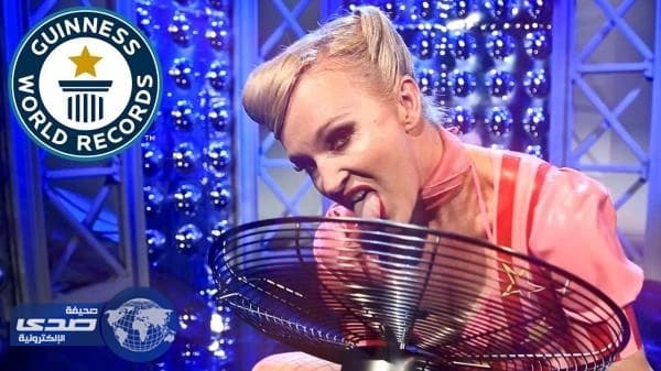 بالفيديو.. سيدة توقف شفرات مروحتين بلسانها خلال دقيقة واحدة