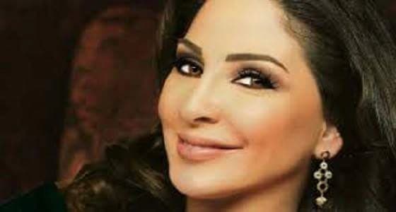 بالصورة..اليسا تثير ضجة بعد ظهورها مع شاب وترتدي خاتم زواج