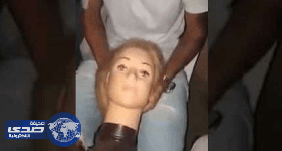 بالفيديو ...شاب دفعه الفضول لفحص دمية جنسية من الداخل فصعق بما وجد !