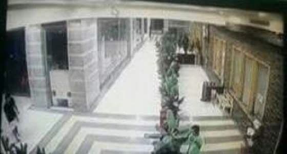 بالفيديو.. ضرب مبرح بالعصي والمقاعد بين شباب داخل مول في جدة